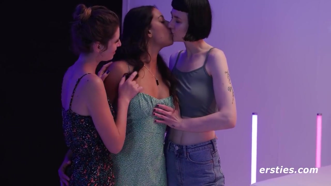 Hot Babes Get It On While Looking For A Hot Guy