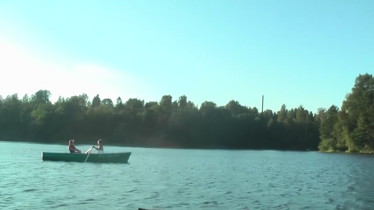 Sexy pair bare and pairing off heavily in the boat