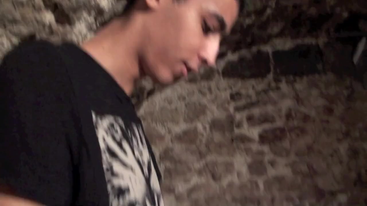 Young accepts to fuck a gay in a discreet place in Paris. - CrunchBoy