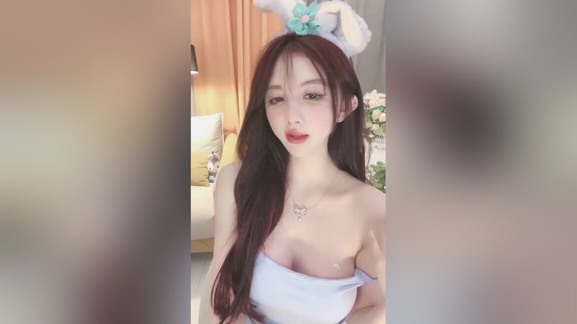asian cutie masturbates