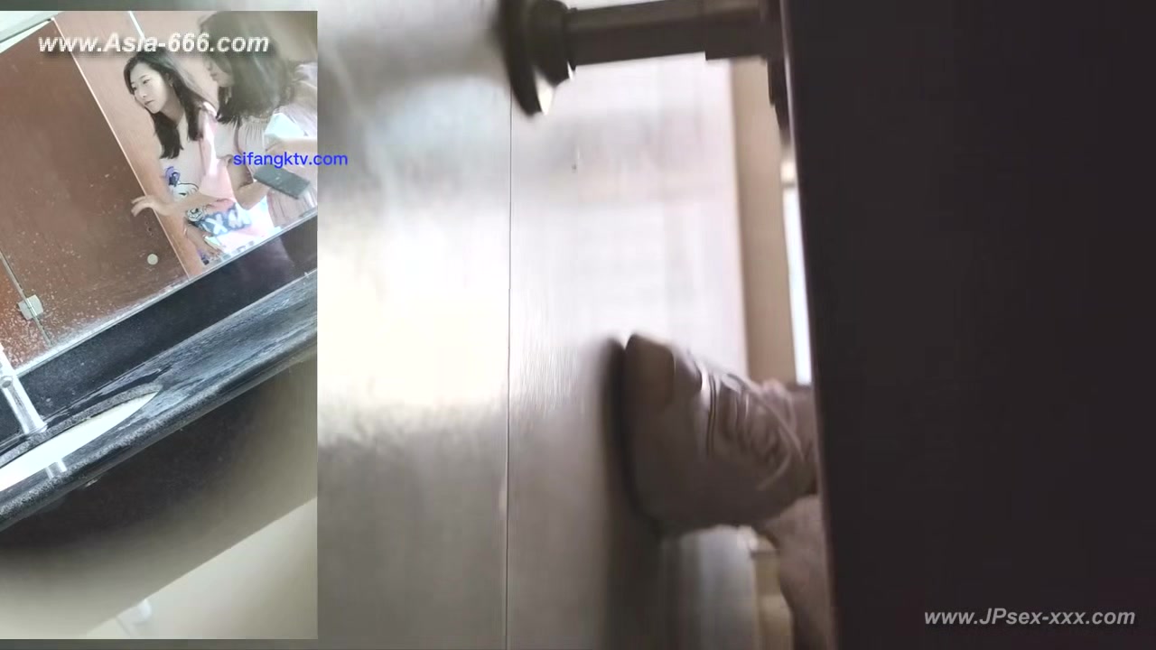 chinese girls go to toilet.300