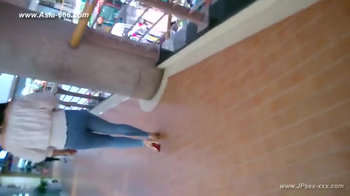 chinese girls go to toilet.75