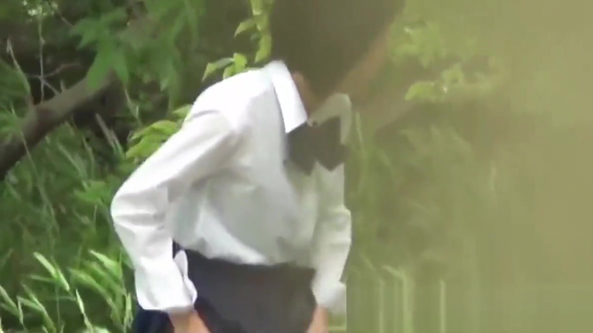 Cute Japanse with pigtails pisses in the wind
