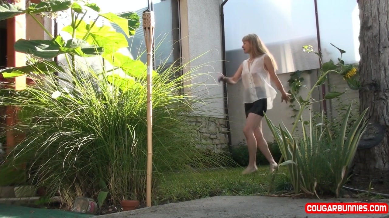 Doris Dawn takes off her cloth and fingers cunt on the lawn