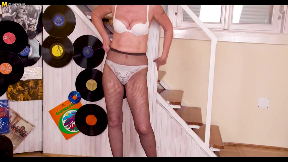 Sexy Housewife Gets Her Pussy All Wet And Masturbates - MatureNL