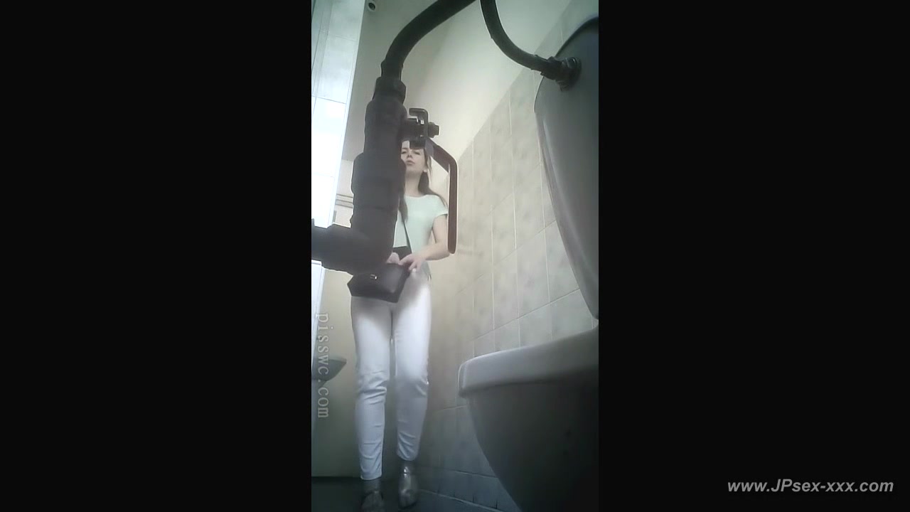 peeping blondes go to toilet.83