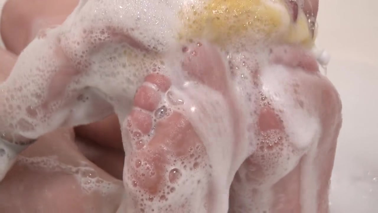 Madison Skye Soaps Up Her Lovely Feet In A Bubble Bath