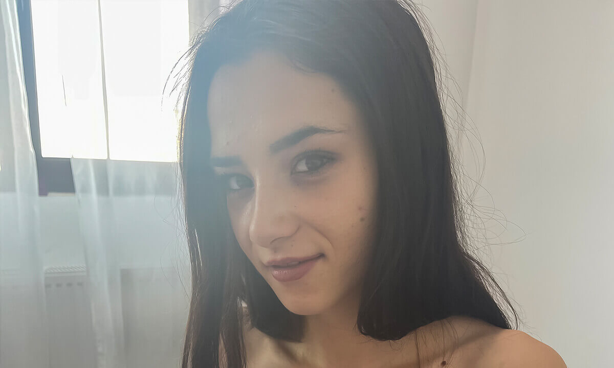 Horny Stepdaughter Wants To Feel Her Stepfather's Cock - AmateurCouplesVR