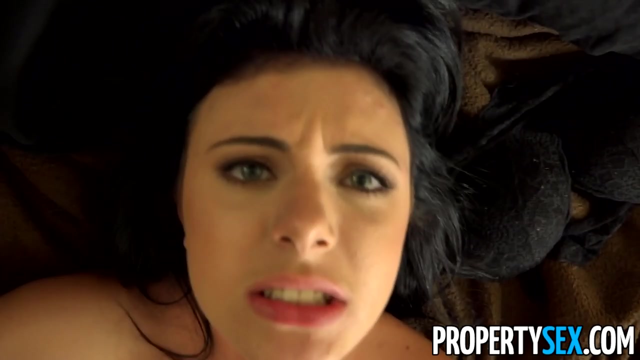 Pretty agent uses her pussy to convince buyer