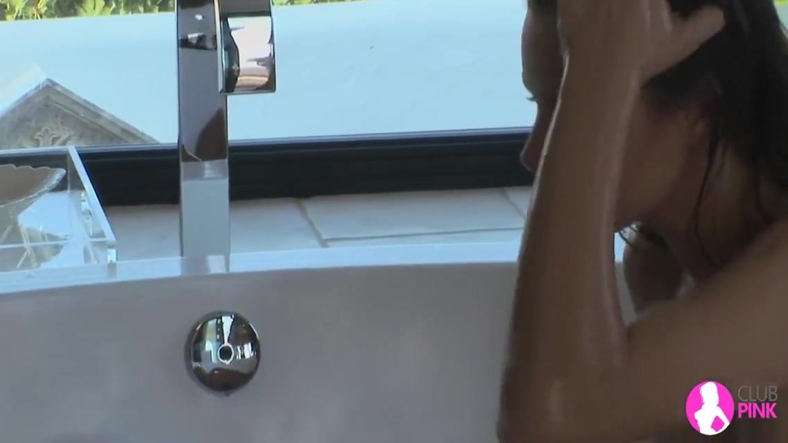 Brunette Lesbians Scrubbing Each Other Hd 6 Min - Viv Thomas