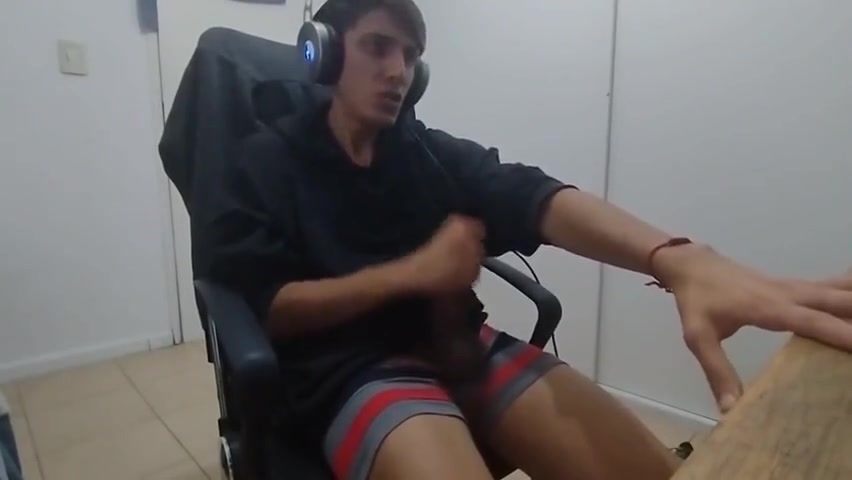 Garom Argentino Se Lambuzando Na Punheta!!!