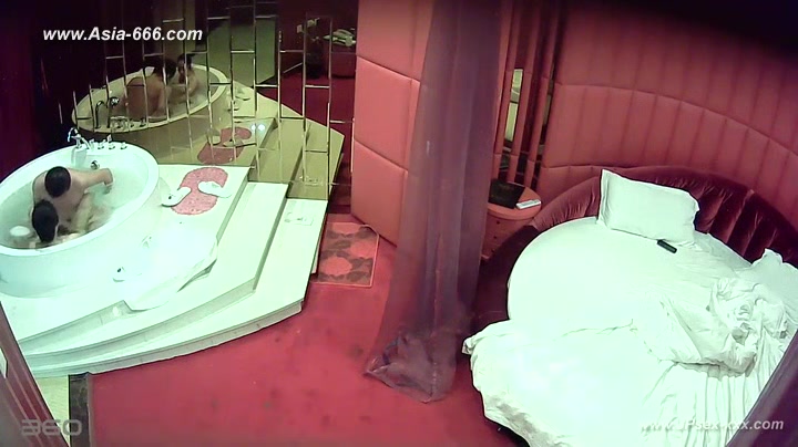 Hackers use the camera to remote monitoring of a lover's home life.218_3