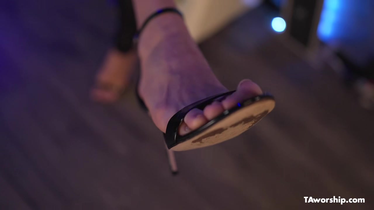 Cum on Jasmines Rouges feet - Taworship