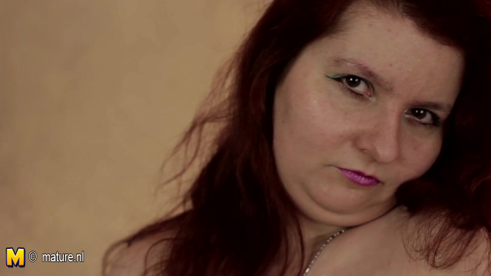 Chubby Mature Slut Playing With Her Pussy - MatureNL