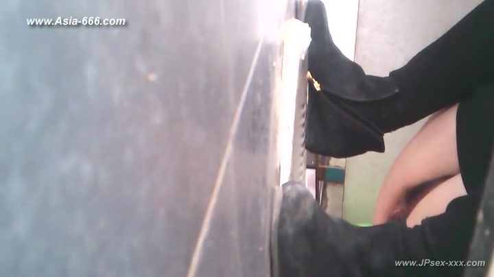 chinese girls go to toilet.20