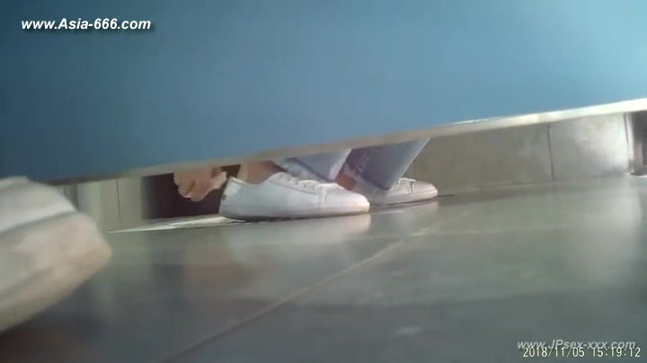 chinese girls go to toilet.143