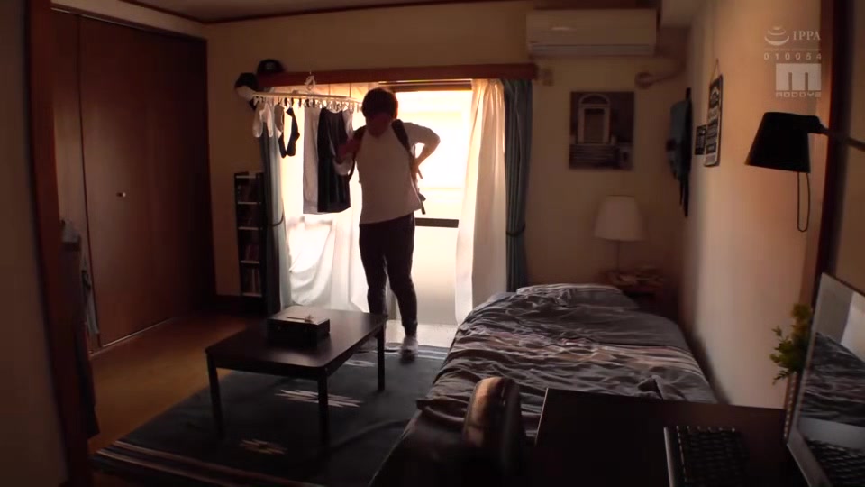 07908 A woman who seduces men