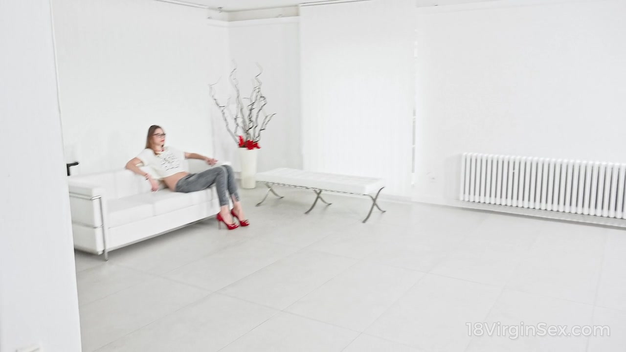 Sweet babe comes to the studio to fulfil her dream