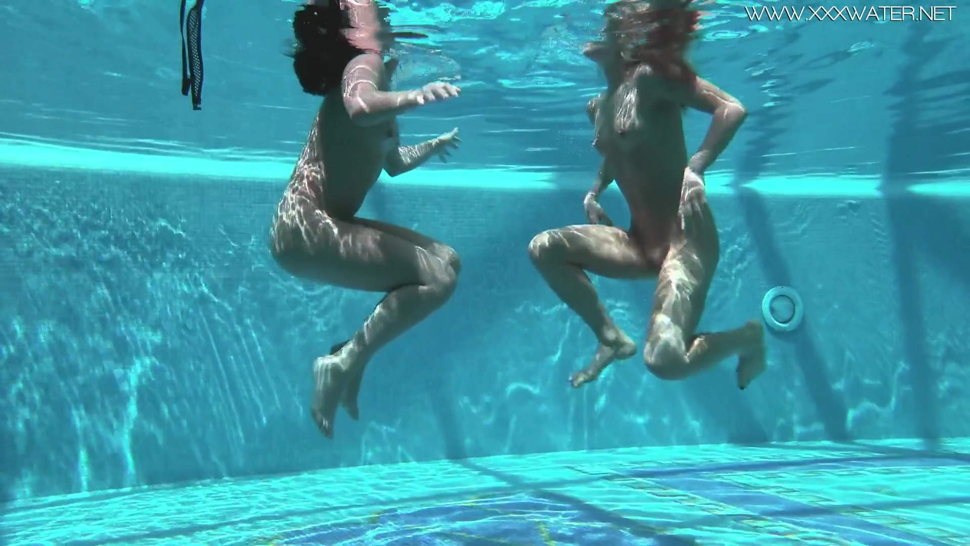 Jessica Lincoln And Lindsey Cruz - Pretty Hot Hotties Cruz And Jessica Swim Naked Together