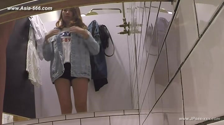 peeping asian changeroom.1