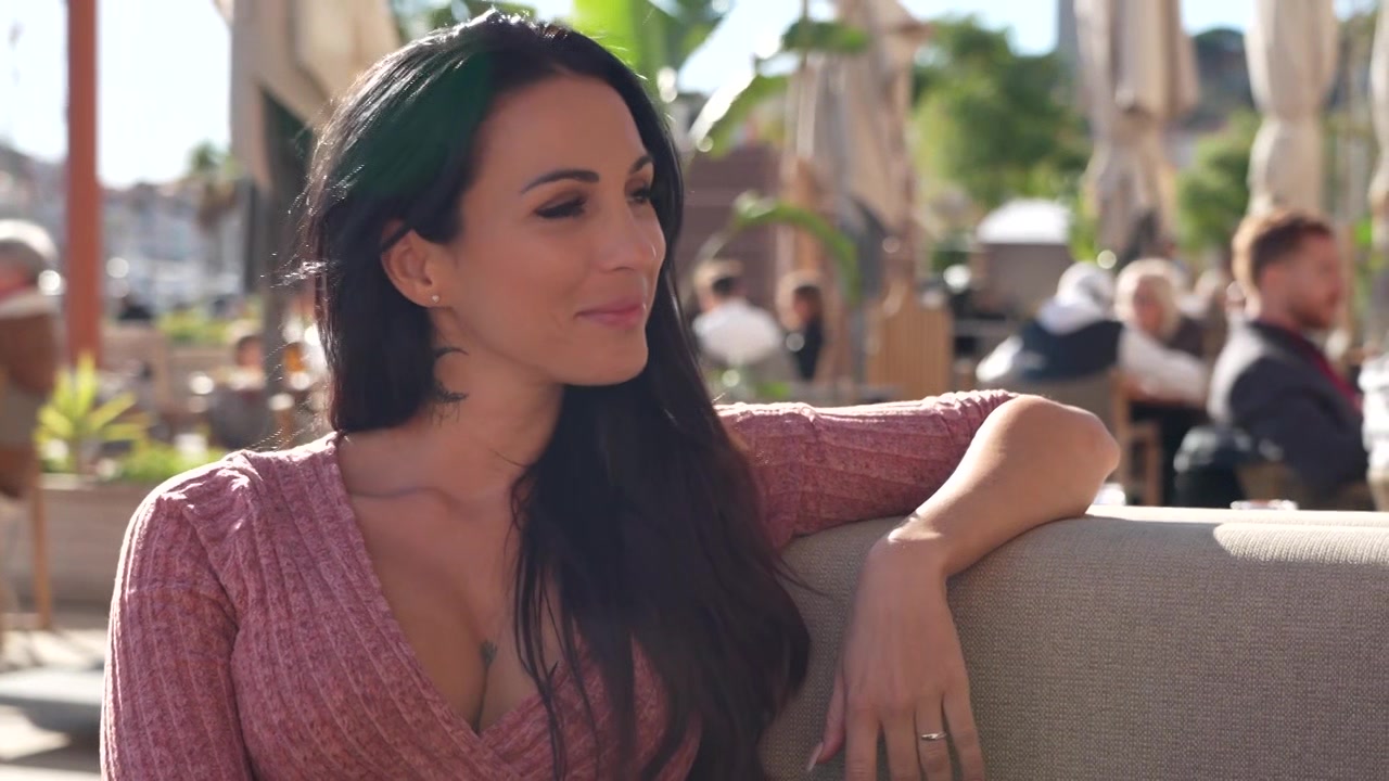 Jess shares her good plans for getting fucked by a guy with a big cock! - Jacquie et Michel TV
