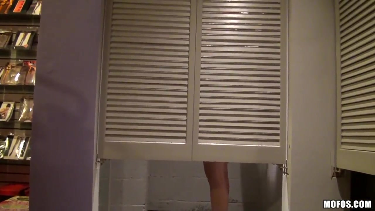 Choosing a new outfit for Chloe Caine ends up in blowjob!