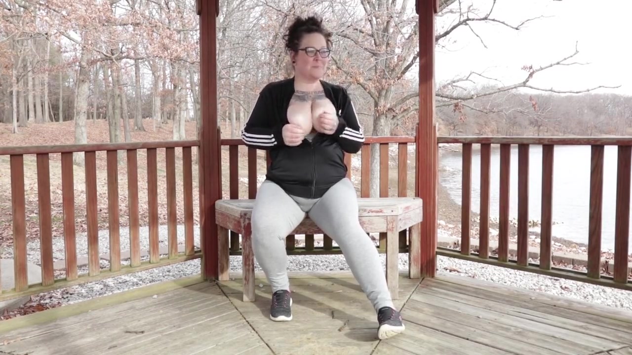 Tattooed Hairy Bbw Squirting Through Leggings In Public