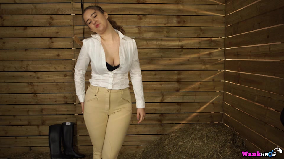 Lara - Barn Blowjob - Sexy Videos - WankitNow