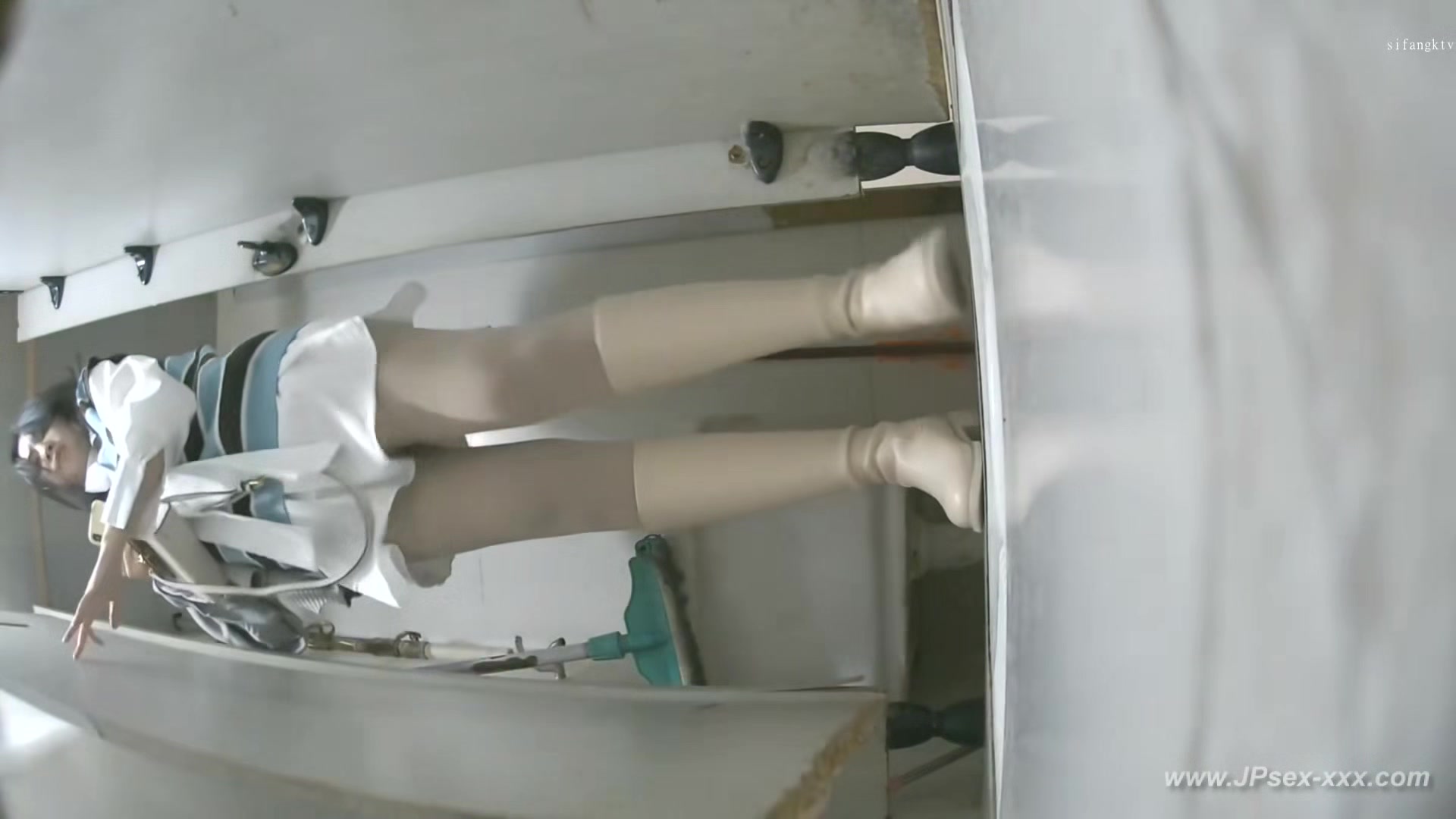 chinese girls go to toilet.567