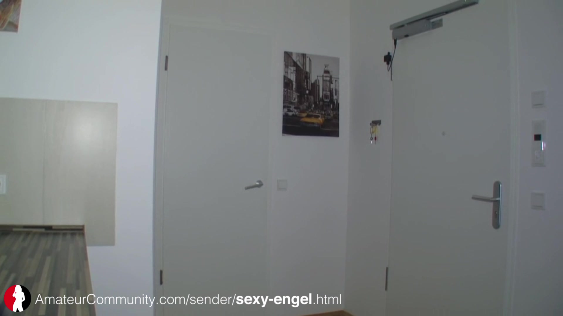 Sexy Engel pisst dem Sklaven ins Maul