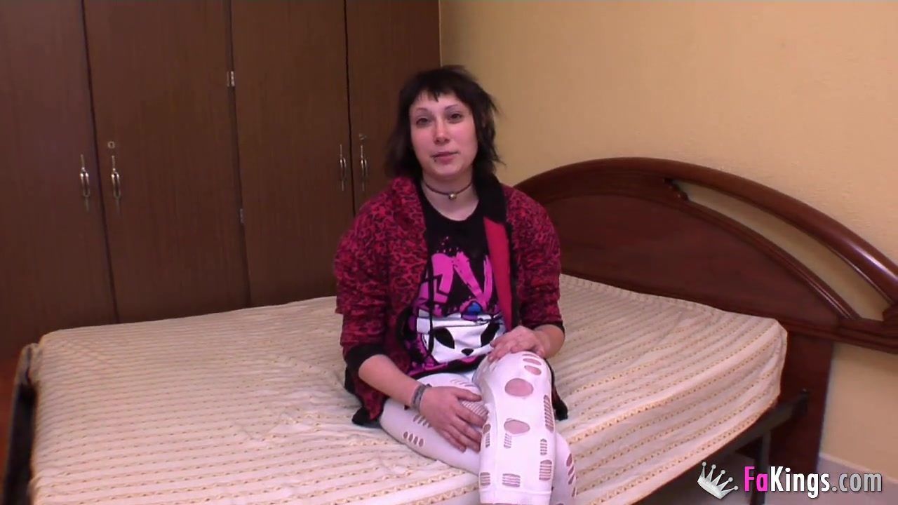 Alternative girl wants to do porn for money