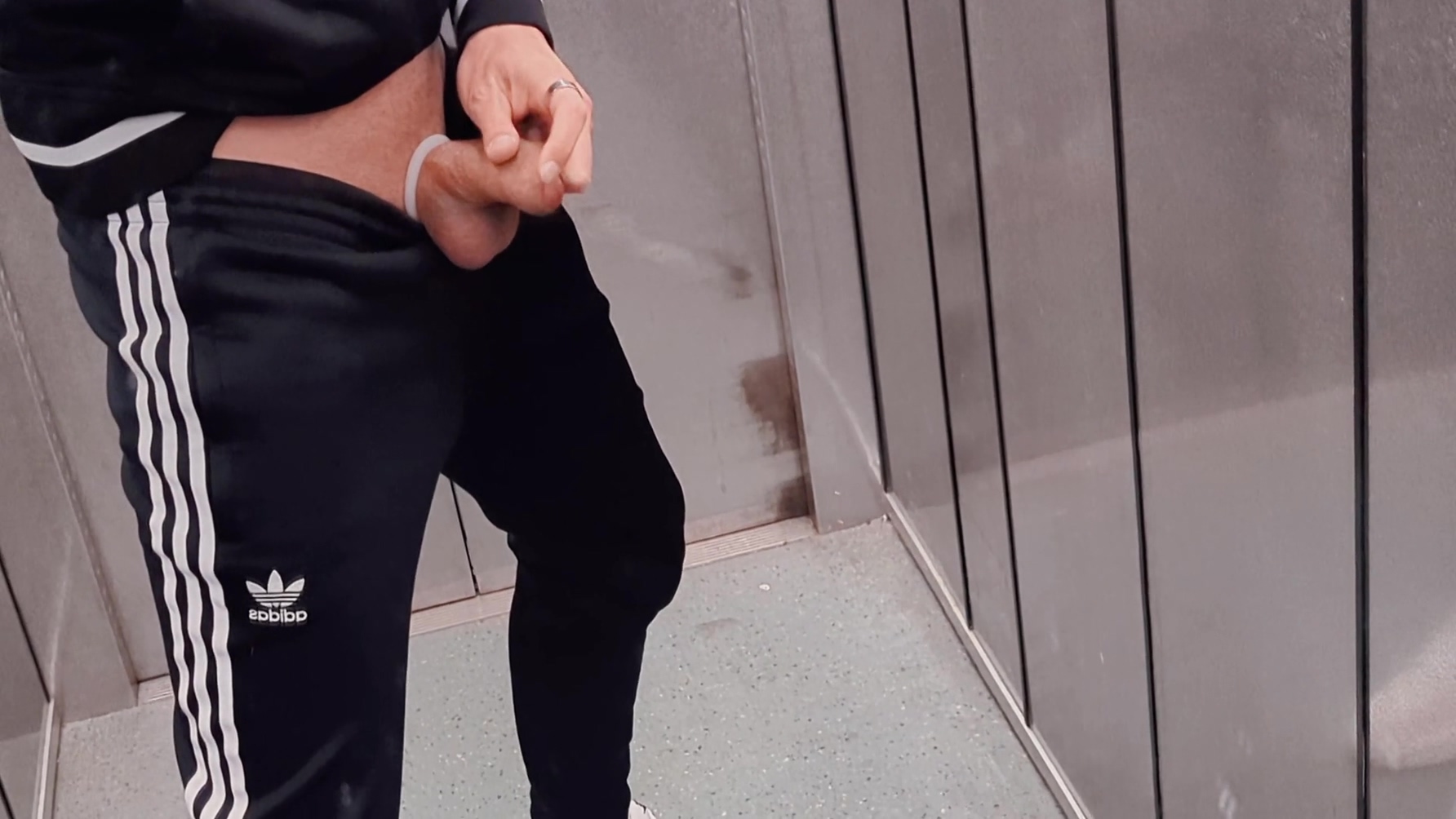 Risky Jerk Off In A Public Elevator