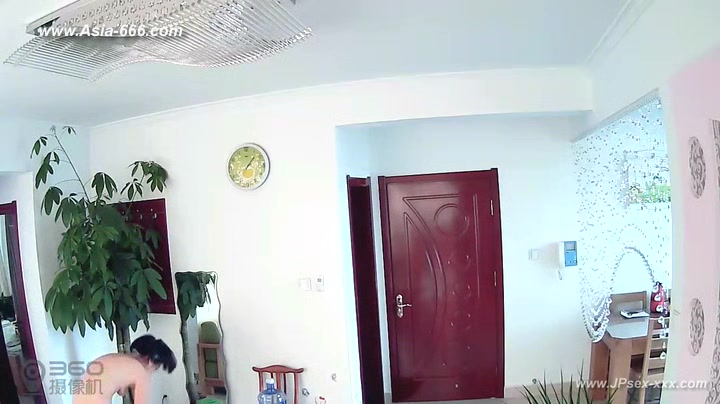 Hackers use the camera to remote monitoring of a lover's home life.225_2