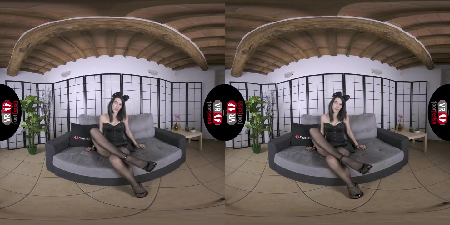 Small Titted Babe Scarlett With Dark Hair Masturbating And Posing Her Beautiful Feet In Vr