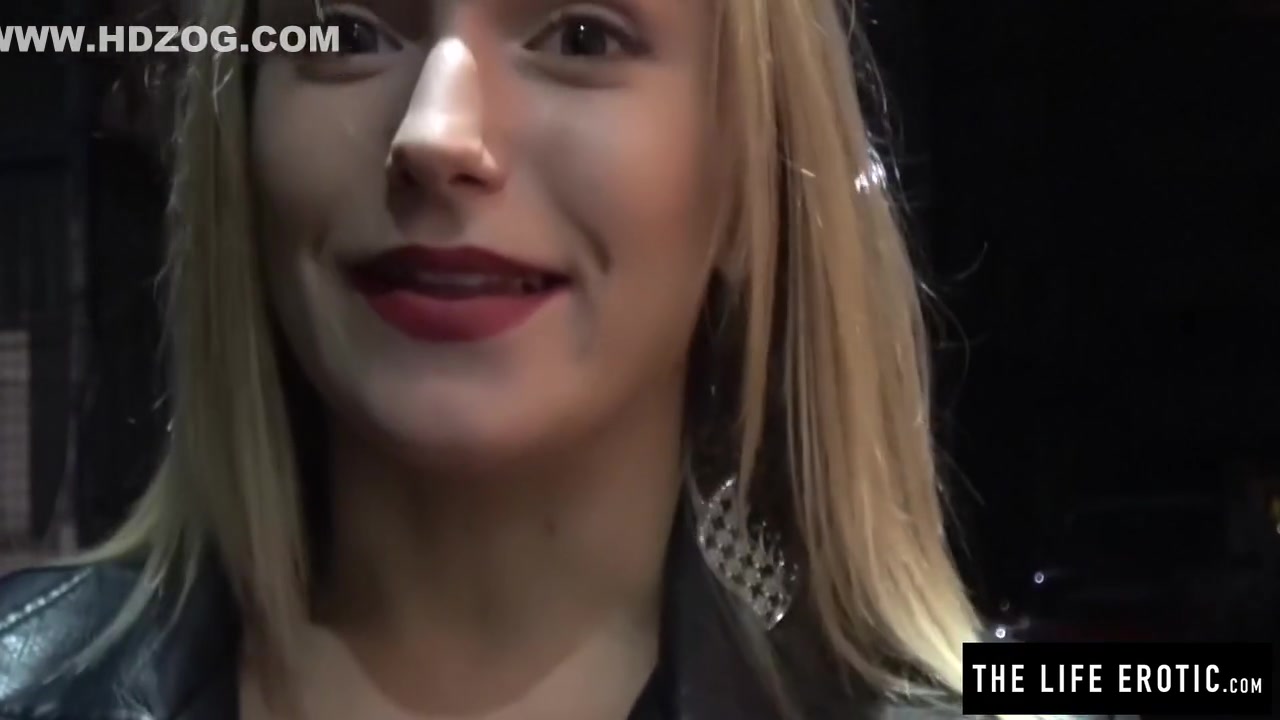 Watch This Daring Blonde Masturbate In A Nightclub Toilet