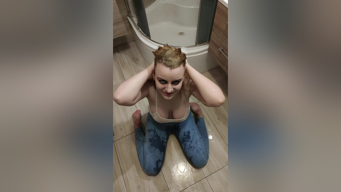 I Piss My Pants And Play With It - Kinky Amy