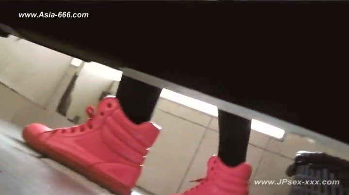 chinese girls go to toilet.22