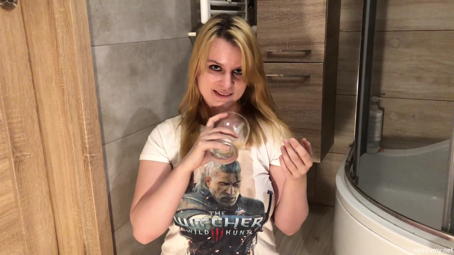 Washing Cum With Piss And Wet Play - Kinky Amy