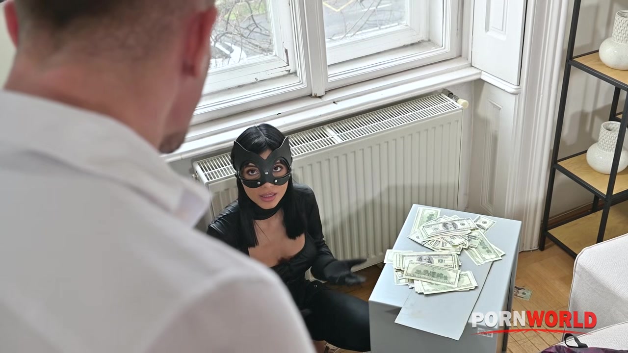 Naughty Cat Burglar Athenea Rose Offers Every Hole In DP Gangbang GP3273