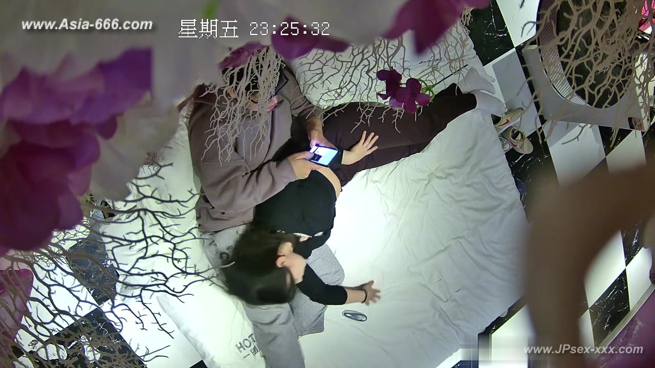 Hackers use the camera to remote monitoring of a lover's home life.666