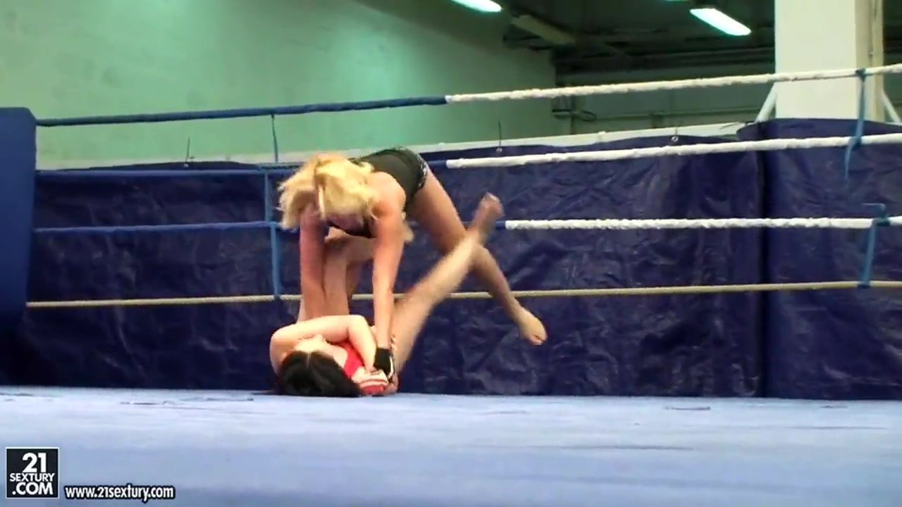 Angell Summers and Kathia Nobili wrestling