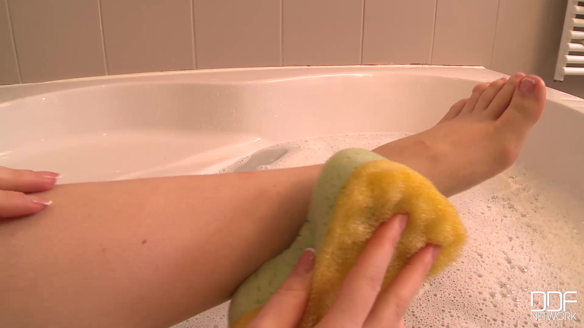 Toe Time in the Tub - PornWorld