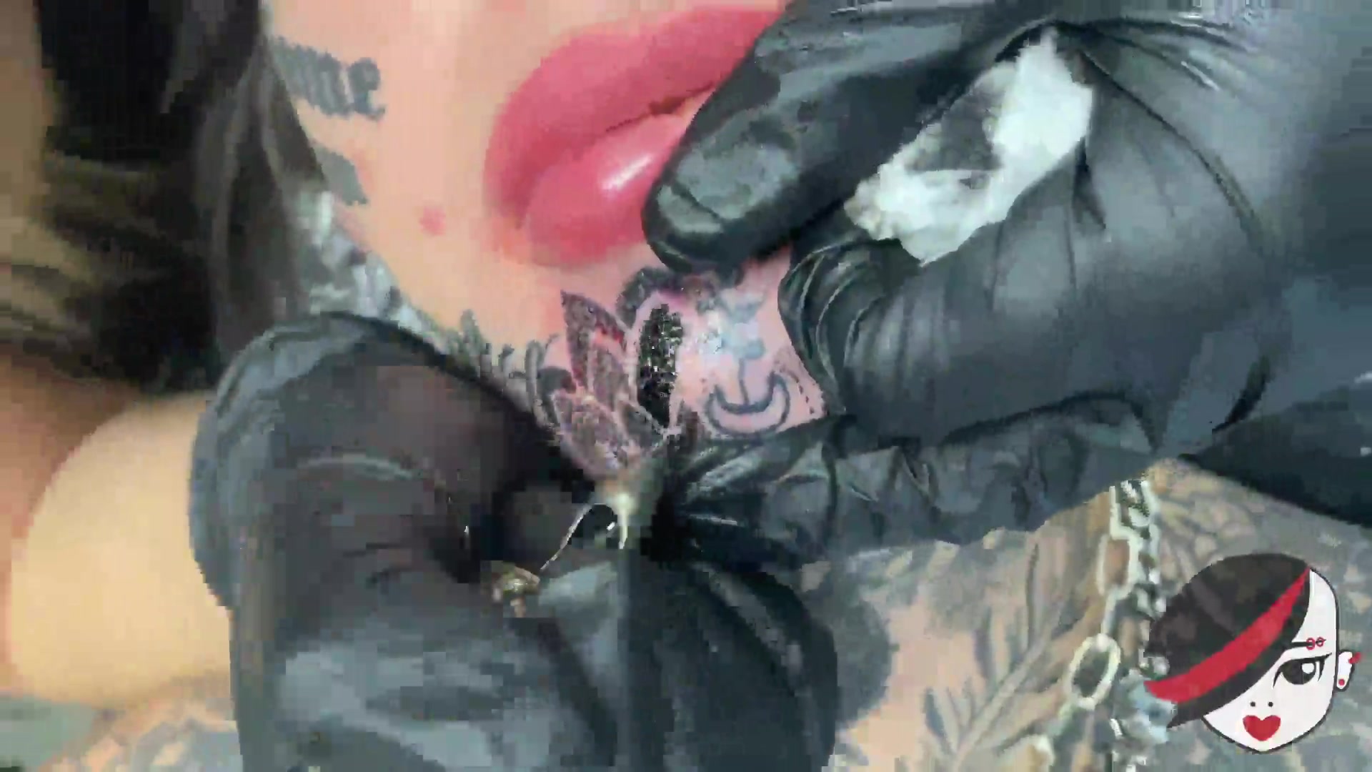 Amber Luke Getting a Chin Tattoo