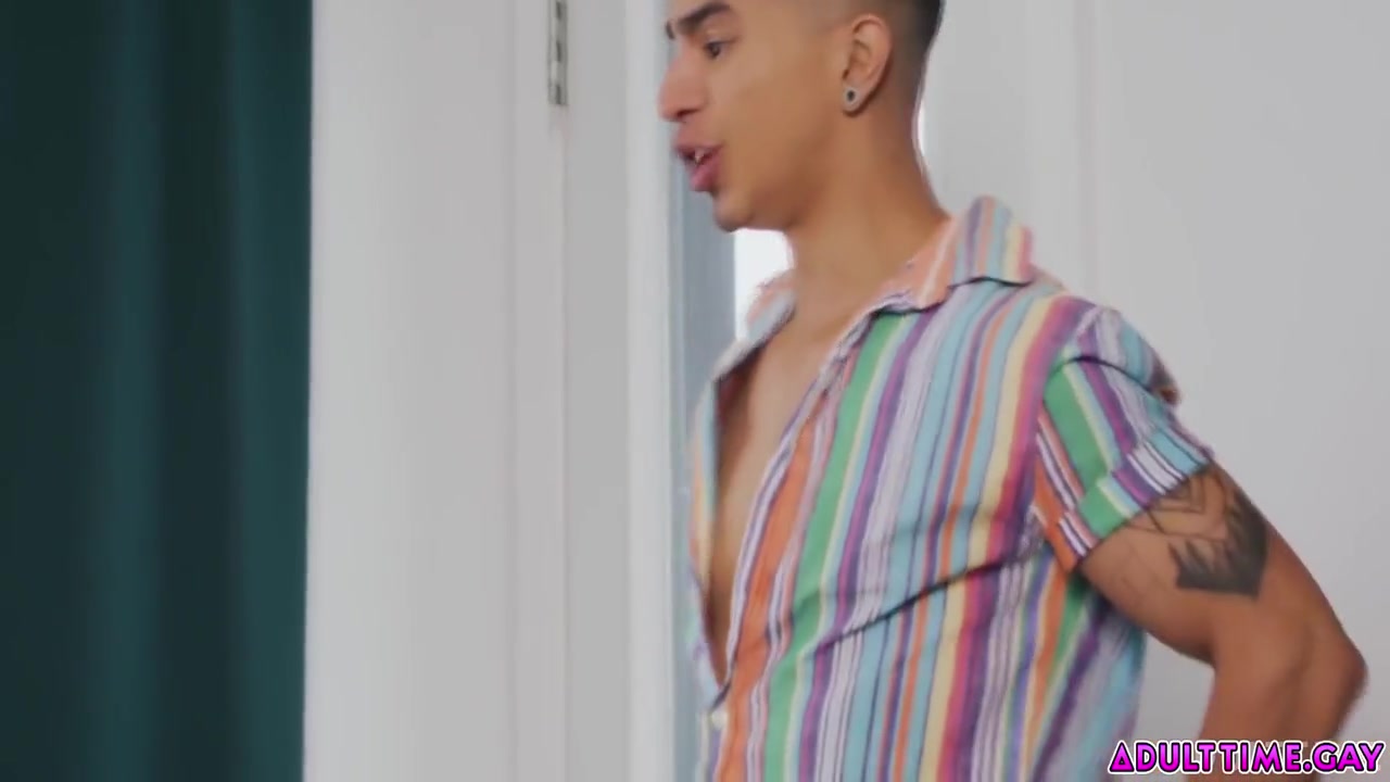 Marcus Mcneill, Angel Santana And Mike Monroe - Its A Match And His Buddy Gets A Match On Tinder, Some Girl Who Are Into Threesome Sex! They Settle A Date, But The Girl Turns Out To Be A Guy!