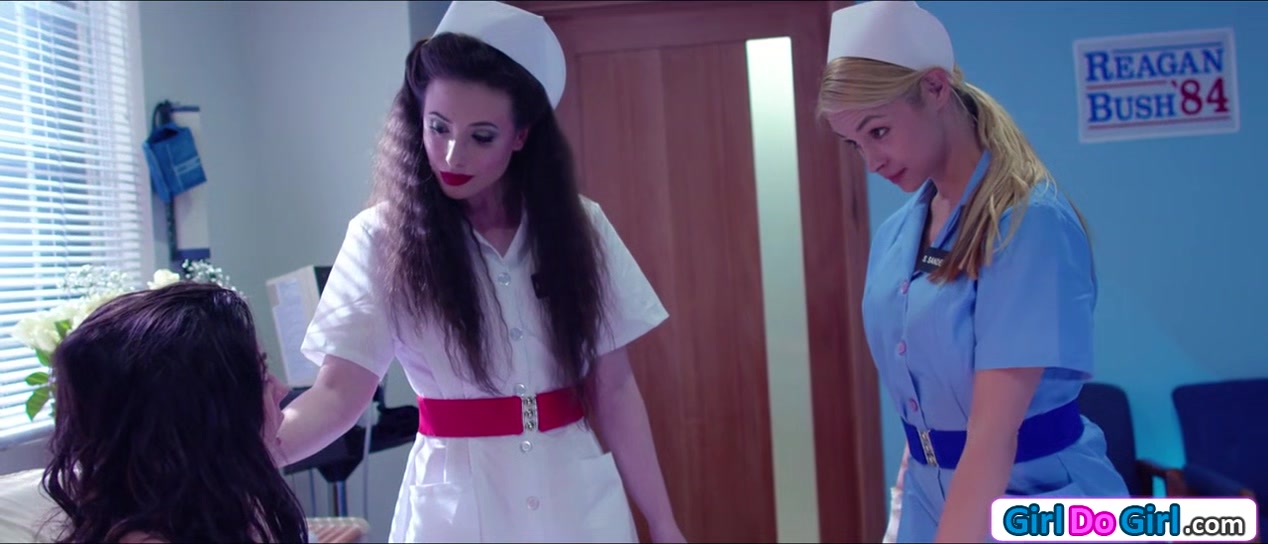 Horny lesbian nurses give patient oral exam and facesit her