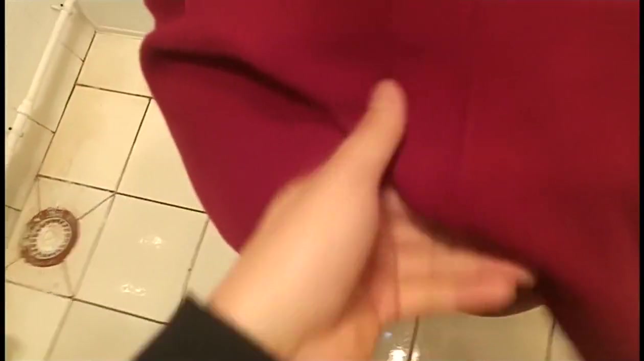Une jolie petite chinoise baisée dans les wc