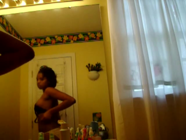 Dark-skinned bitch teases her awesome details