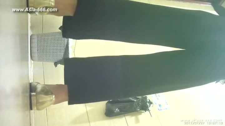 chinese girls go to toilet.97