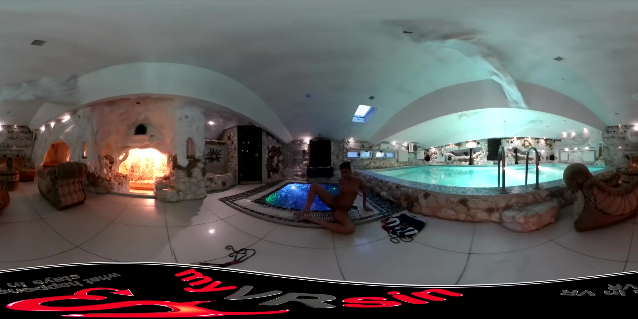 Coco De Mal in Hot Tub - myVRsin