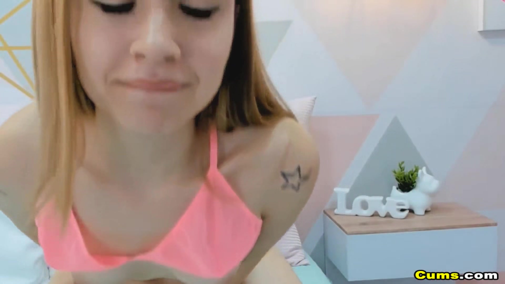 Cute Chick Toying Her Pink Pussy
